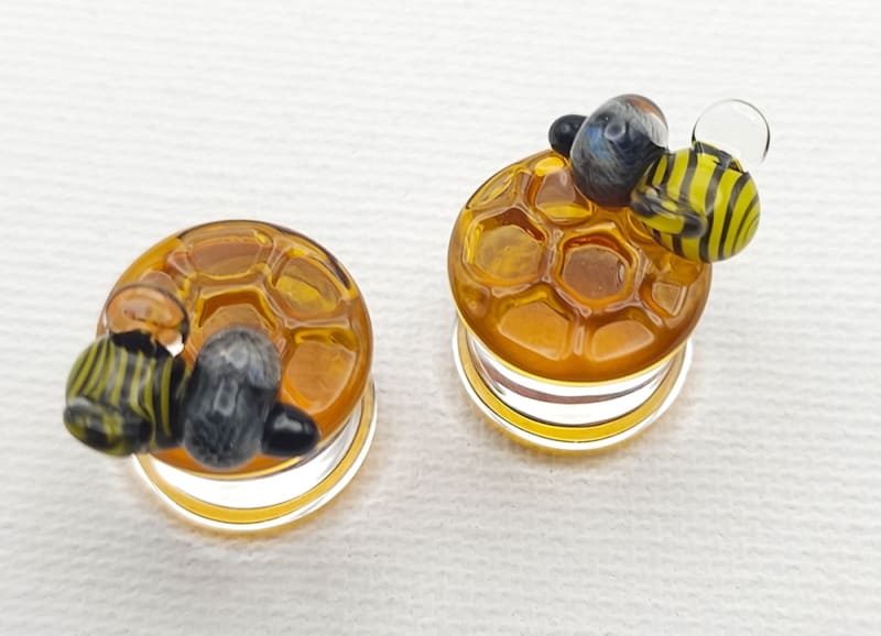 13mm - Honeycomb Texture Two Bees - Double Flare
